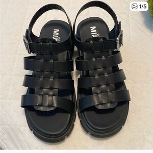 NWT! MIA SANDALS